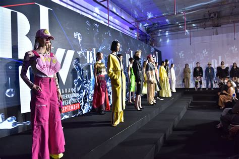 Bangkok Fashion Week 2019: En Kaleidoskop av Färger och Formgivning Genom Uttitora's Visionära Kollektion