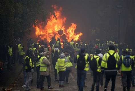 Den franska revolutionen 2018: En unik manifestation av kreativt protesterande genom den gula västen rörelsens krav på social och ekonomisk rättvisa