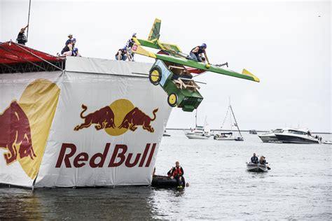 Red Bull Flugtag 2017: En Överdriven Fest För Fantastiska Flygmaskiner och Våt Skoj